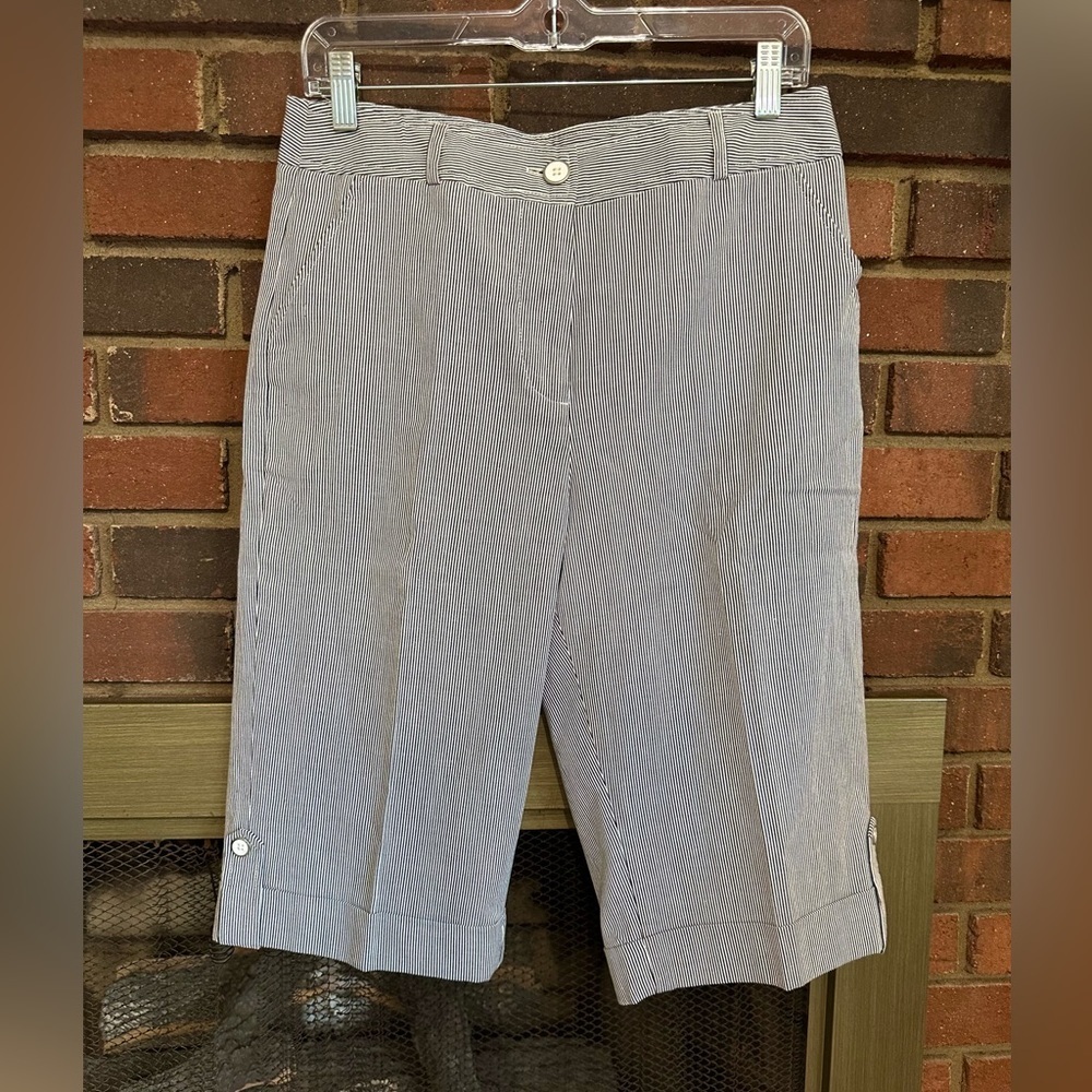 #6)  97% Cotton Picnic by C. P. W. 14 inches capri excellent condition like new.